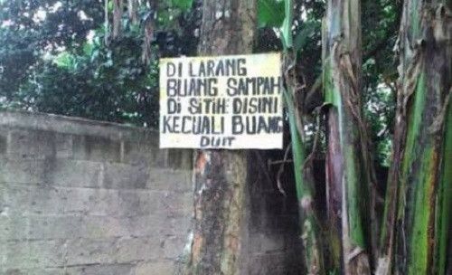 papan peringatan unik