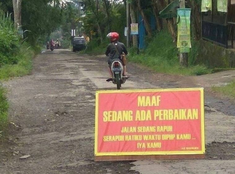 papan peringatan unik
