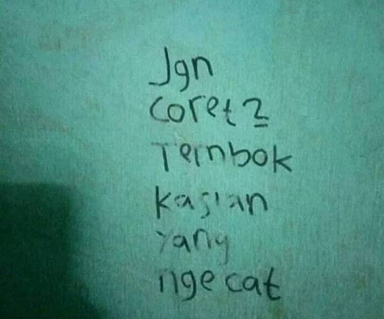 papan peringatan unik