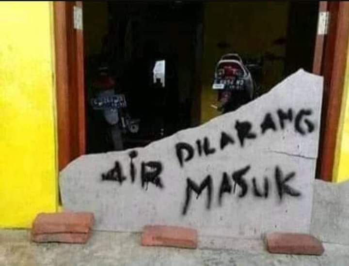 papan peringatan unik