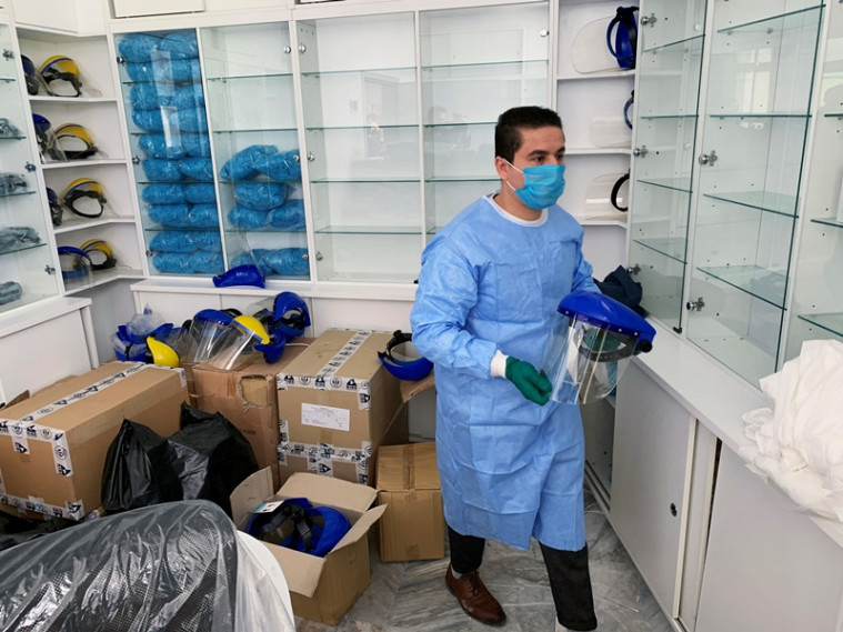 Ilustrasi dokter menangani virus corona