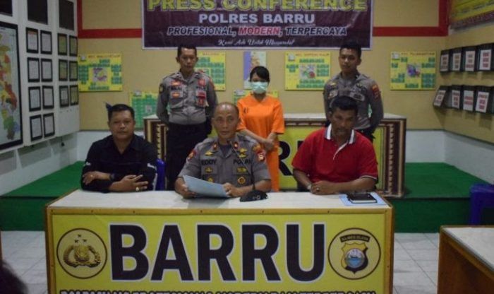 Biduan ini mengisi acara karaokean yang diselanggarakan sebagai acara syukuran.