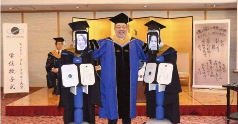 wisuda online diwakili robot