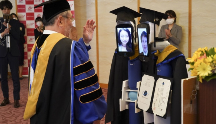 wisuda online diwakili robot