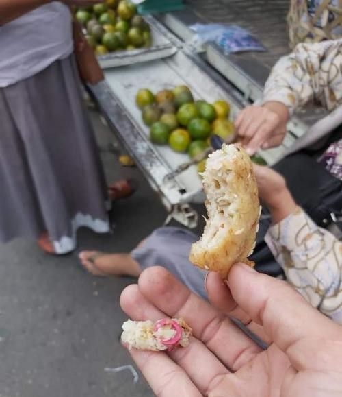 Teliti Sebelum Konsumsi, Benda Berbahaya ini Nyelip Dalam Gorengan