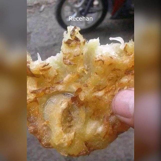 Teliti Sebelum Konsumsi, Benda Berbahaya ini Nyelip Dalam Gorengan