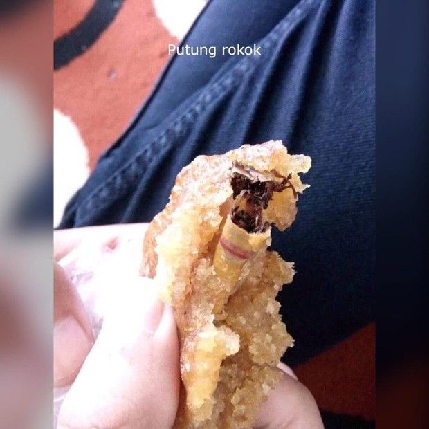 Teliti Sebelum Konsumsi, Benda Berbahaya ini Nyelip Dalam Gorengan