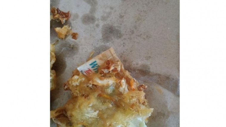 Teliti Sebelum Konsumsi, Benda Berbahaya ini Nyelip Dalam Gorengan