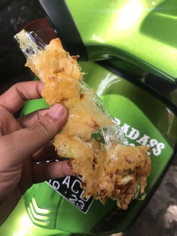 Teliti Sebelum Konsumsi, Benda Berbahaya ini Nyelip Dalam Gorengan
