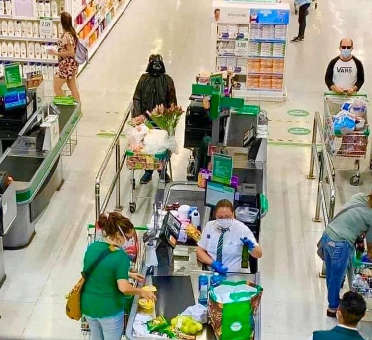 Bikin Geleng-geleng Kepala, Berikut Deretan Kostum Aneh yang Dipakai Belanja di Tengah Wabah Corona