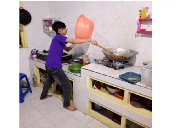 potret suami masak gantiin istri