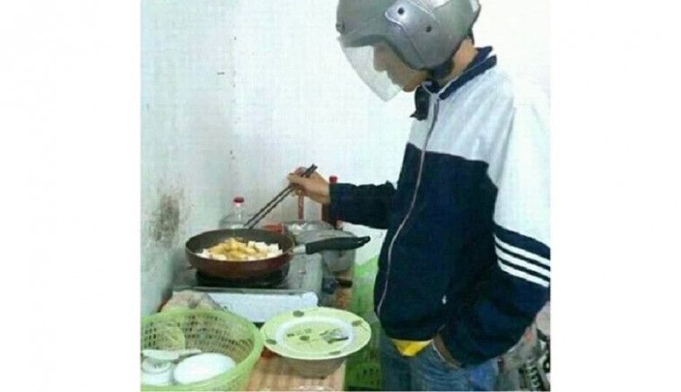 potret suami masak gantiin istri