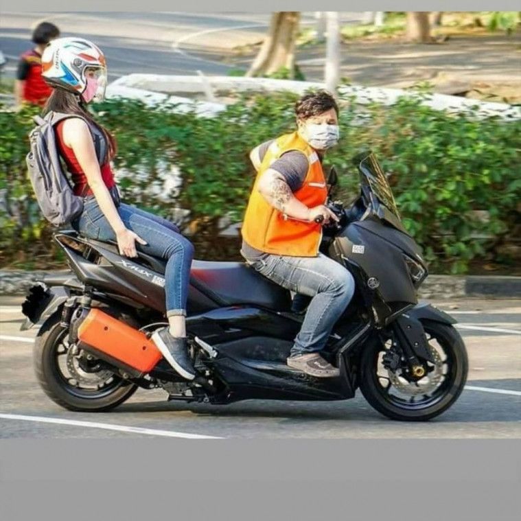Hiburan supaya suasana tidak terasa mencekam.