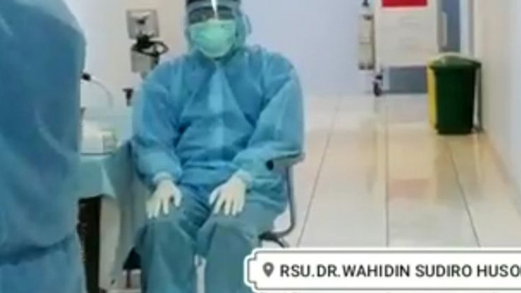 Viral Perawat di Mojokerto Shalat Dengan APD Lengkap di Ruang Isolasi Corona