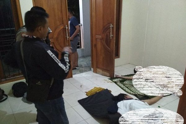 Geger Temuan Mayat Pria Dan Wanita Bugil Di Atas Sajadah