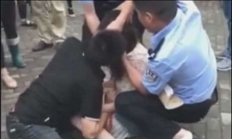 Cewek ini gigit lidah ceweknya