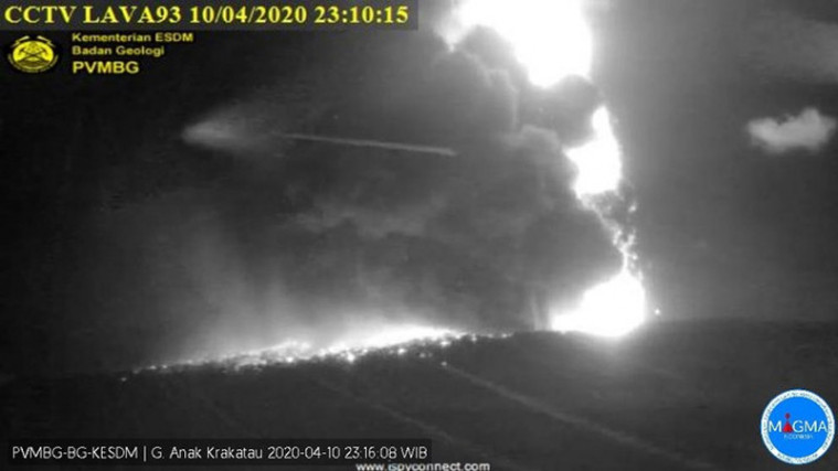Viral Dentuman Misterius Saat Krakatau Meletus, Begini Kata PVMBG!