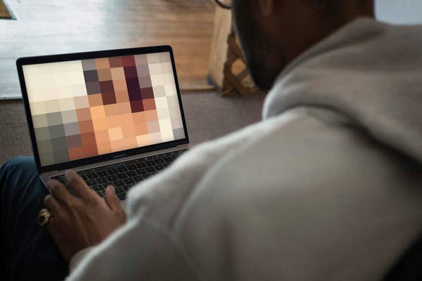 Penggemar pornografi ini menonton video porno hampir setiap hari dengan setelan suara yang terdengar sampai rumah tetangga.