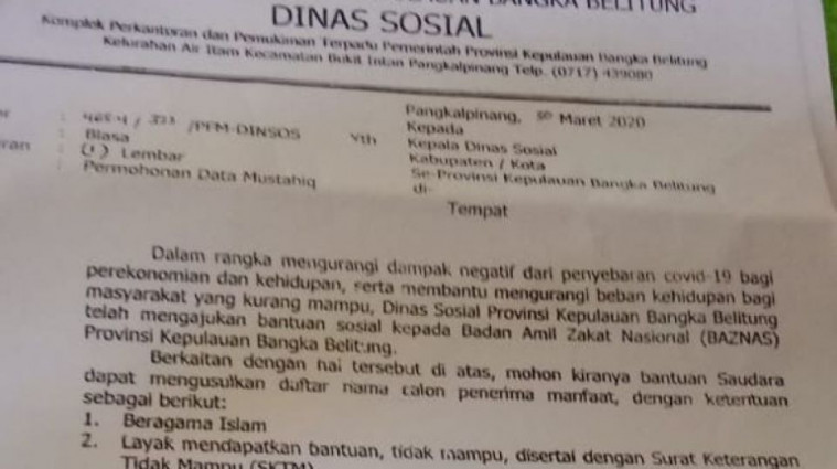 Wagub Babel Abdul Fatah menyerahkan donasi yang dikumpulkan ASN kepada Kepala BPBD Babel Mikron Antariksa didampingi Kepala Dinas Sosial Aziz Harahad,
