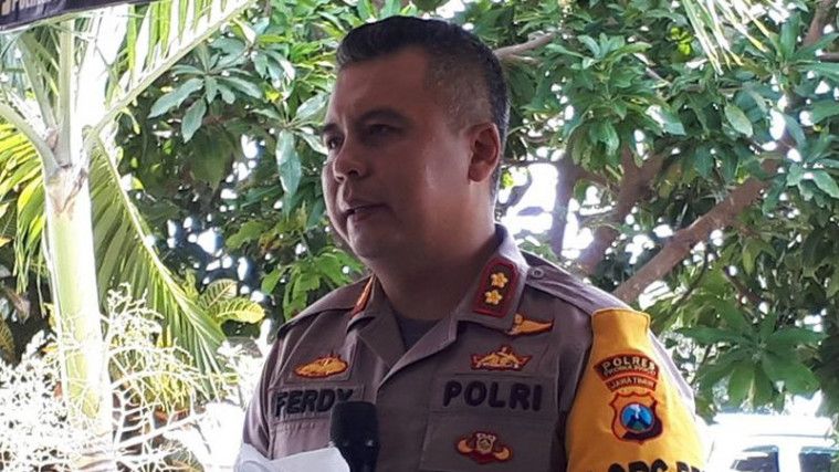 Foto Asusila Oknum Polisi Cium Pria Gegerkan Warga, Polres Probolinggo Kejar Pelaku