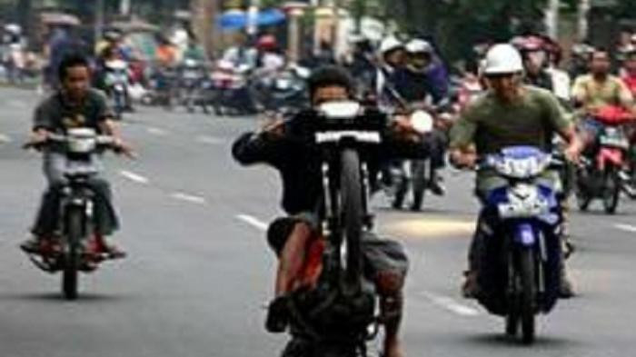 Apes! Sudah Keciduk Aparat, Pelaku Balap Liar Ini Masih Dapat 'Siraman Rohani' Emak-emak