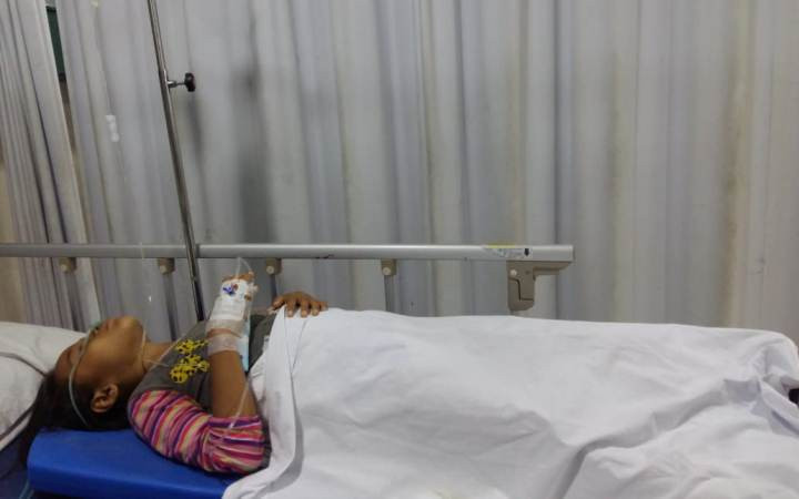Bocah bergelantung di kabel sutet