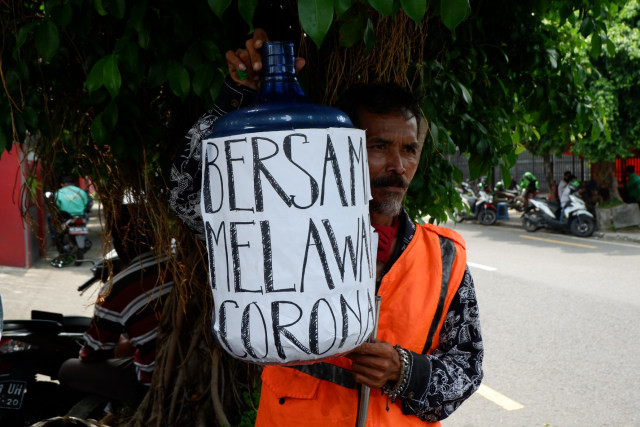 pengatur lalin pakai helm galon air