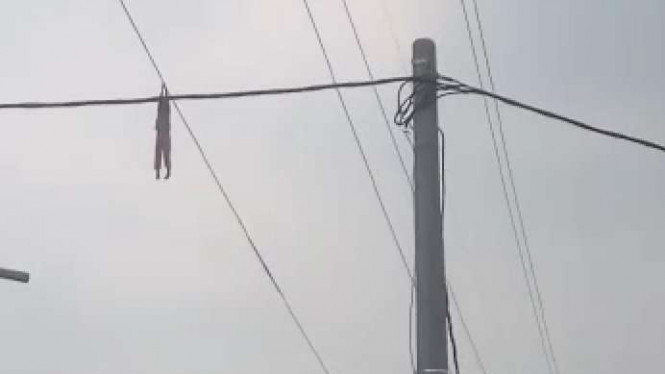 Bocah bergelantung di kabel sutet