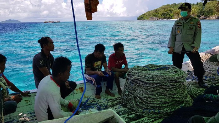 Tangkap 25 Nelayan yang Nekat Melaut Saat Corona, Polisi Suruh Loncat ke Laut Biar Steril