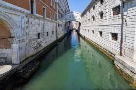 Kanal-kanal di Venesia Kembali Jernih