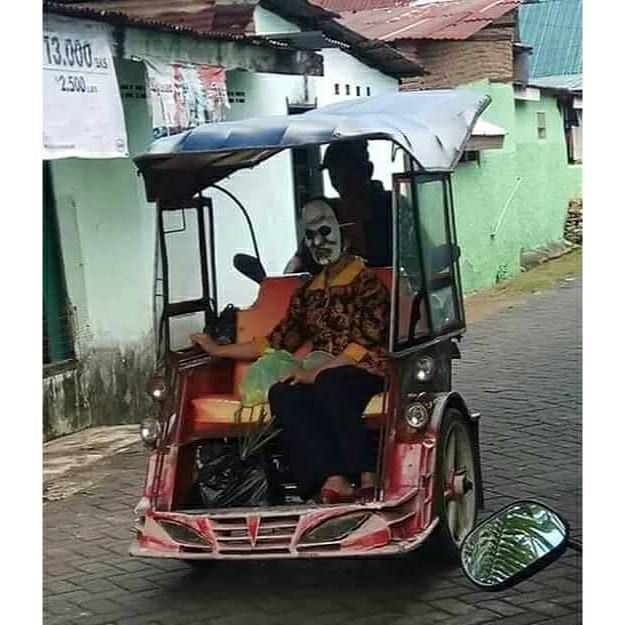Emak-emak pakai topeng di tengah pandemi corona