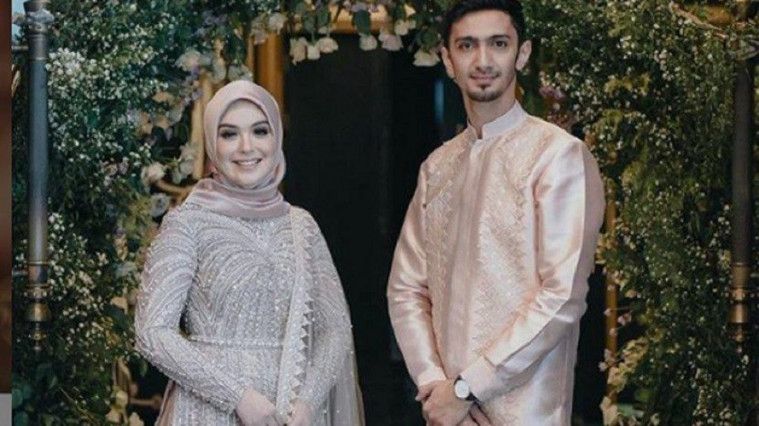 Vebby Palwinta dan Razi Bawazier Menikah