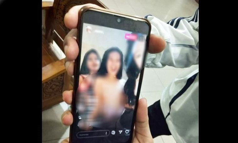 Remaja putri buka bra saat live Instagram