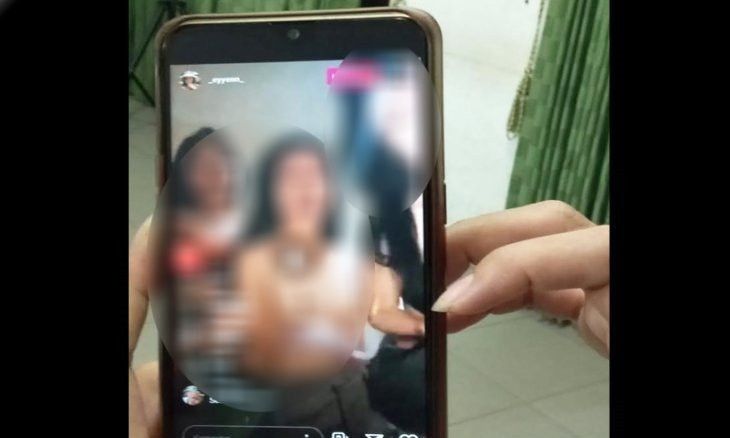 Remaja putri buka bra saat live Instagram