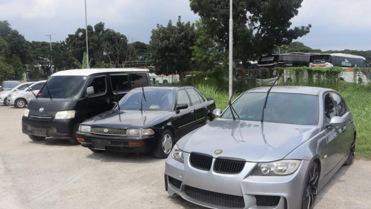 7 mobil terparkir bertahun-tahun di bandara