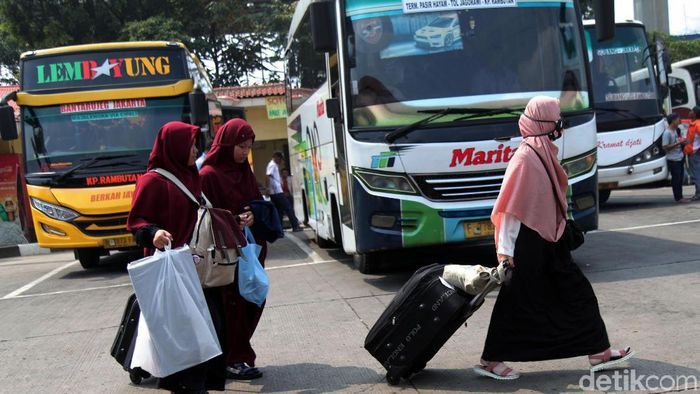 Pemudik sembunyi di bagasi bus