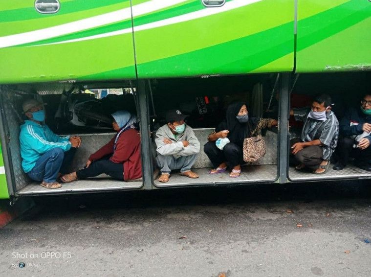 Pemudik sembunyi di bagasi bus
