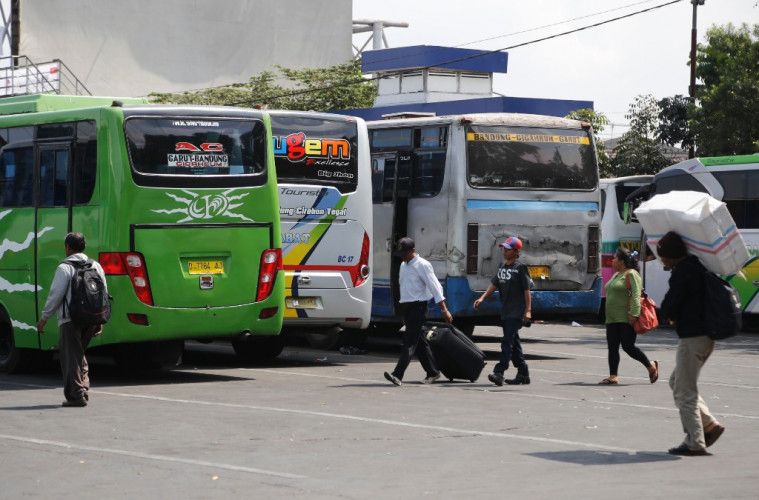 Ilustrasi pemudik naik bus