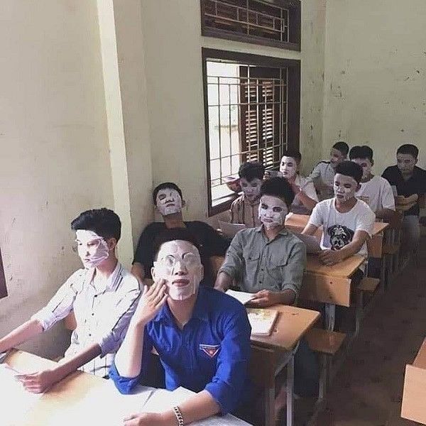 kelakuan absurd pakai masker wajah