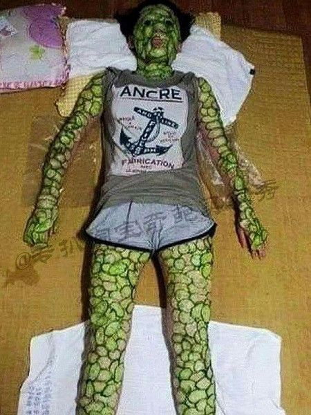 kelakuan absurd pakai masker wajah