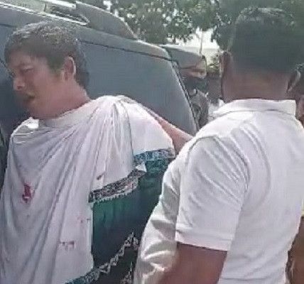 Pelaku saat ditangkap warga