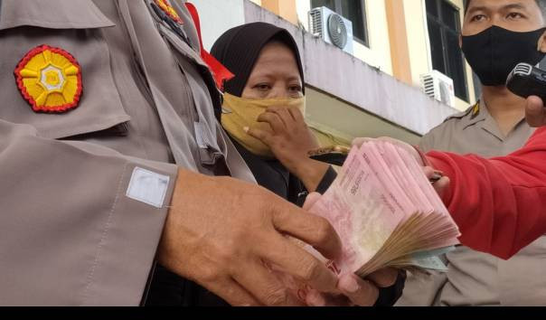 Polisi saat selidiki kasus perampokan