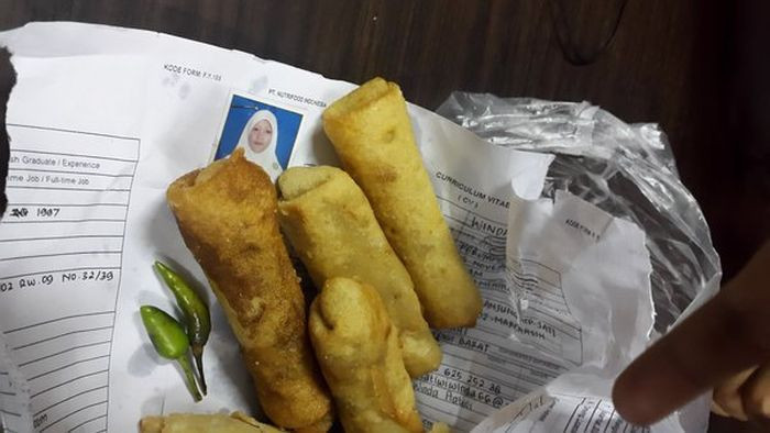 Wah, Mulai dari Ijazah hingga Akta Nikah Dijadikan sebagai Bungkus Gorengan!