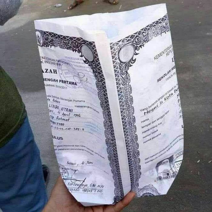 Wah, Mulai dari Ijazah hingga Akta Nikah Dijadikan sebagai Bungkus Gorengan!