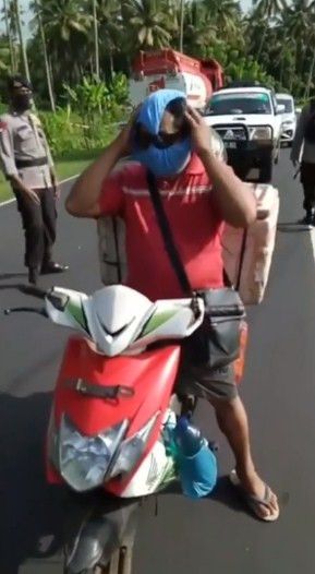 Memakai masker dari celana dalam