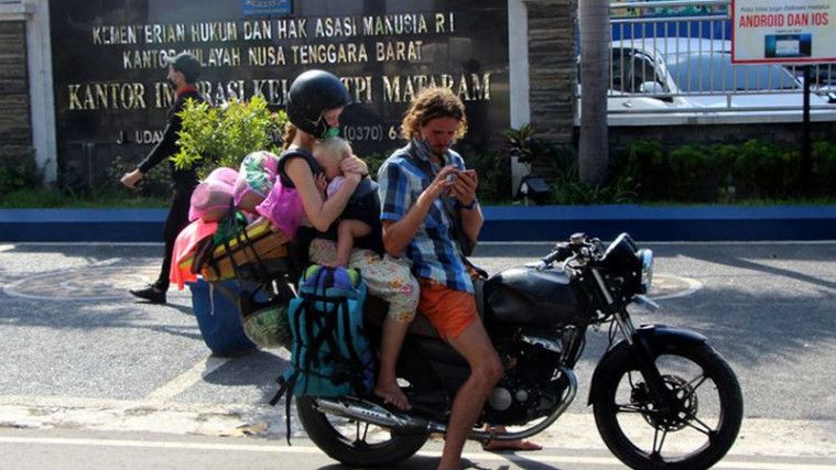 Viral Pasangan Bule Ajak Bayi Ngamen di Pasar NTB, Ngaku Demi Bisa Makan!