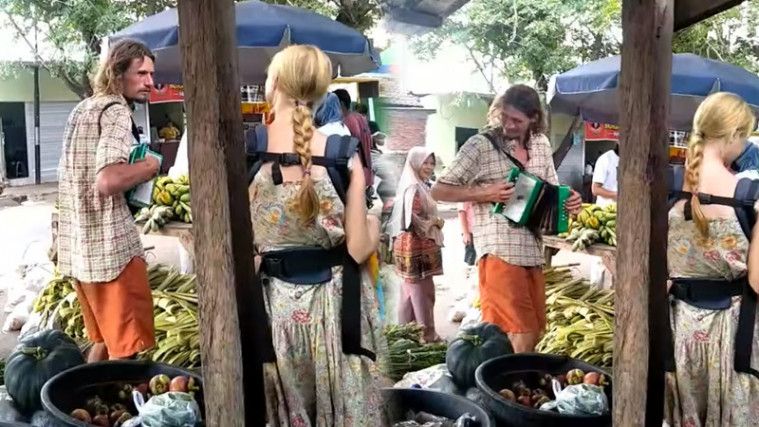 Viral Pasangan Bule Ajak Bayi Ngamen di Pasar NTB, Ngaku Demi Bisa Makan!