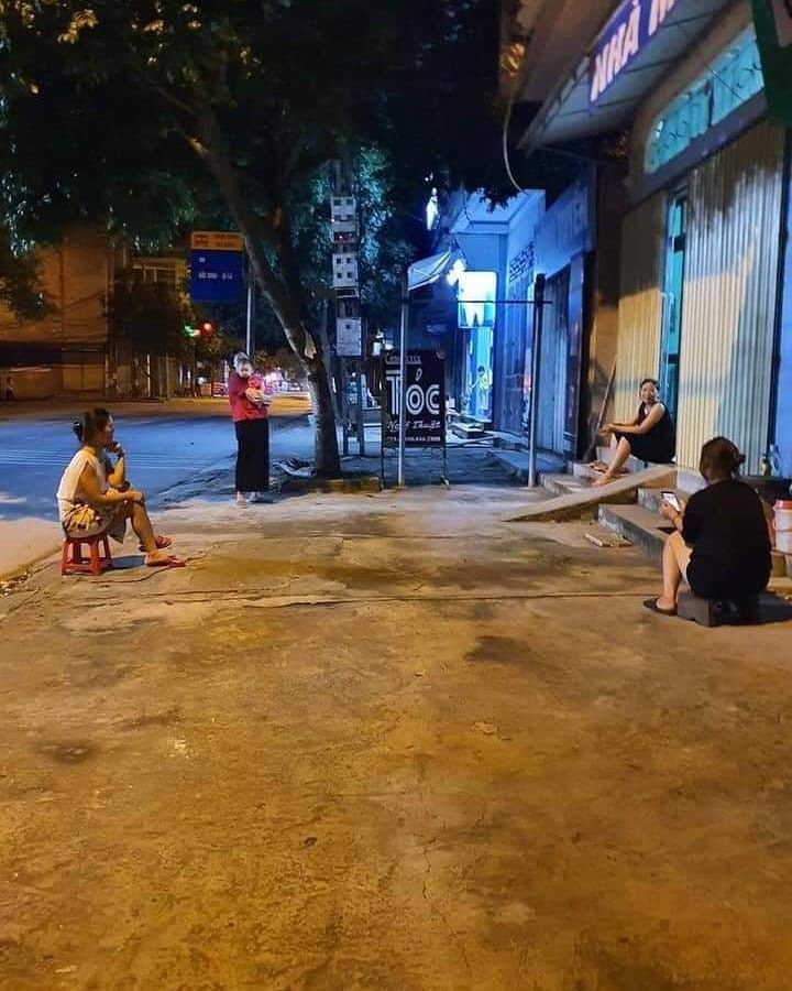 Potret nyeleneh orang bosan di rumah