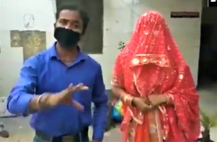 Pria India bawa istri setelah belanja
