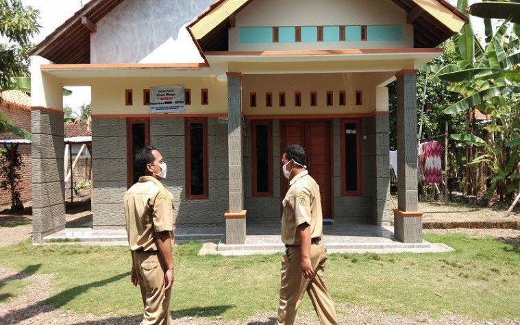 Salah satu rumah mewah yang ditempel stiker "warga miskin" untuk dapat PKH